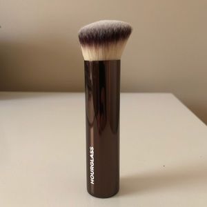 Hourglass Foundation Brush